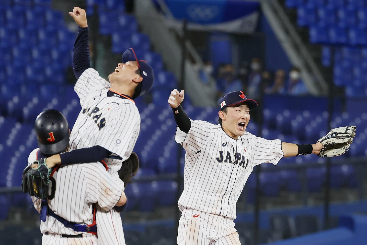 金メダルに喜ぶ栗林と源田　©Getty Images
