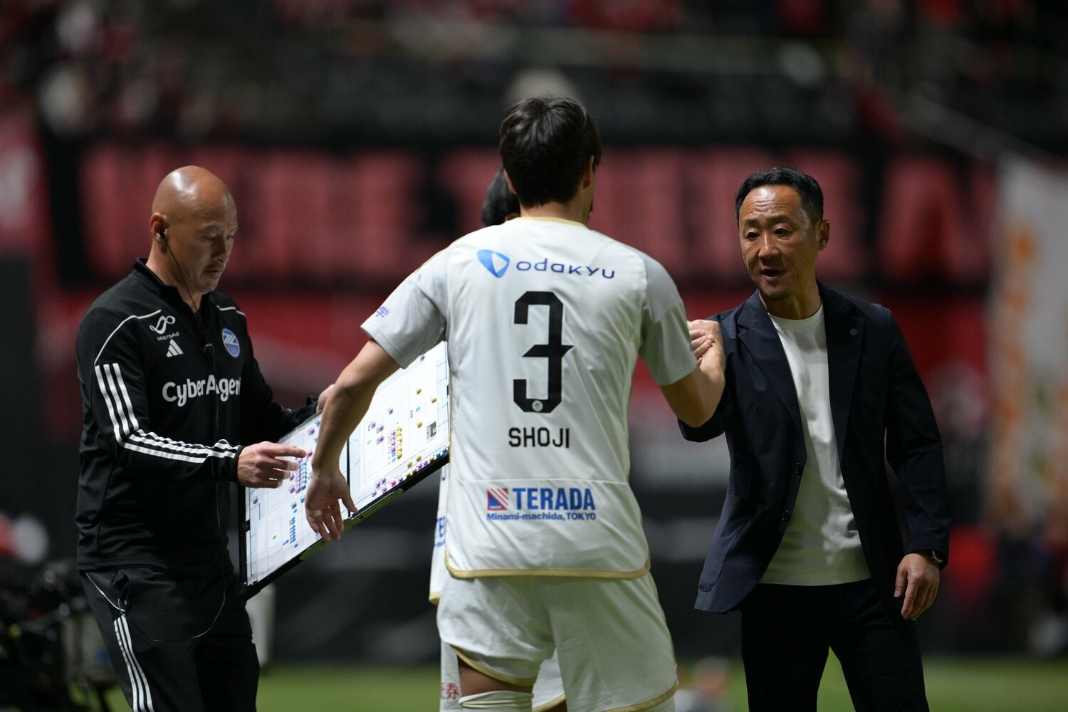 J1第4節の町田vs札幌戦の後半終了間際に黒田監督から呼ばれ指示を受ける昌子　©︎FCMZ