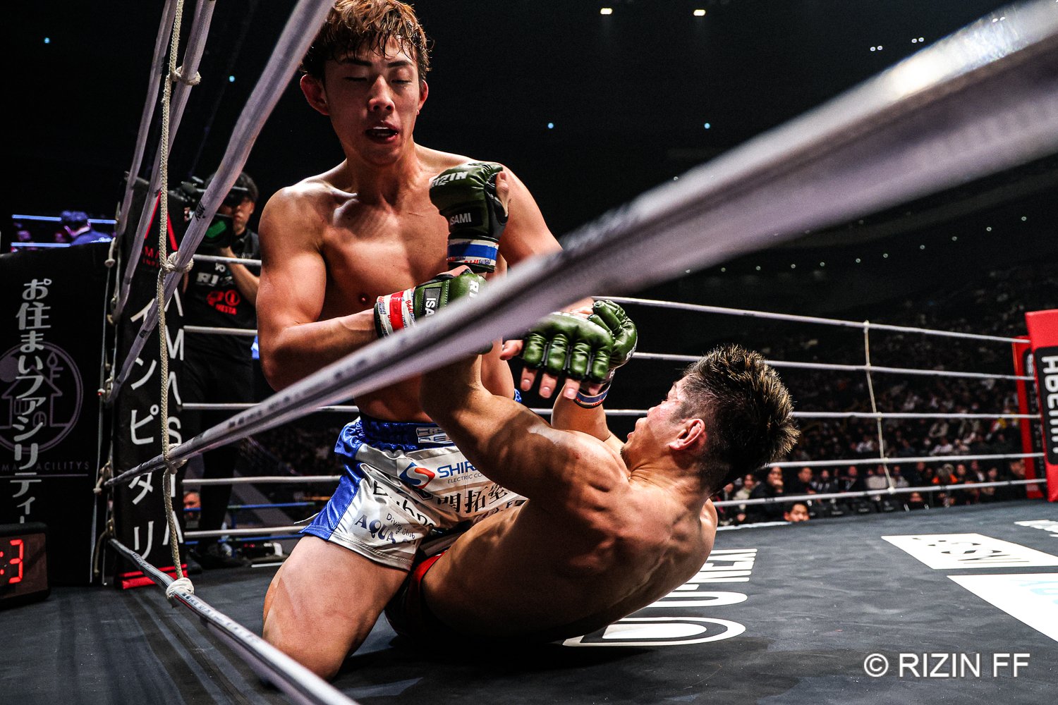 黒薔薇くん(鈴木博昭)をテイクダウンで圧倒した安井飛馬 ©RIZIN FF