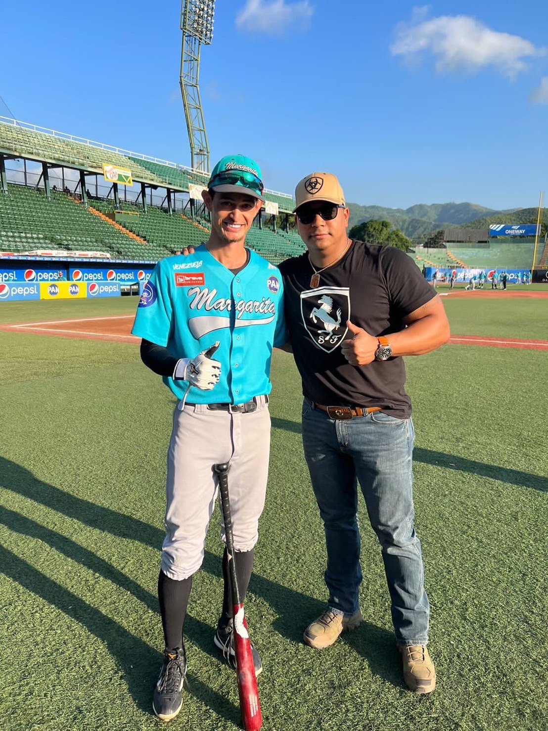 チャモさんと呼ばれ、DeNA選手から慕われていたロペスともベネズエラで再会　写真は本人提供