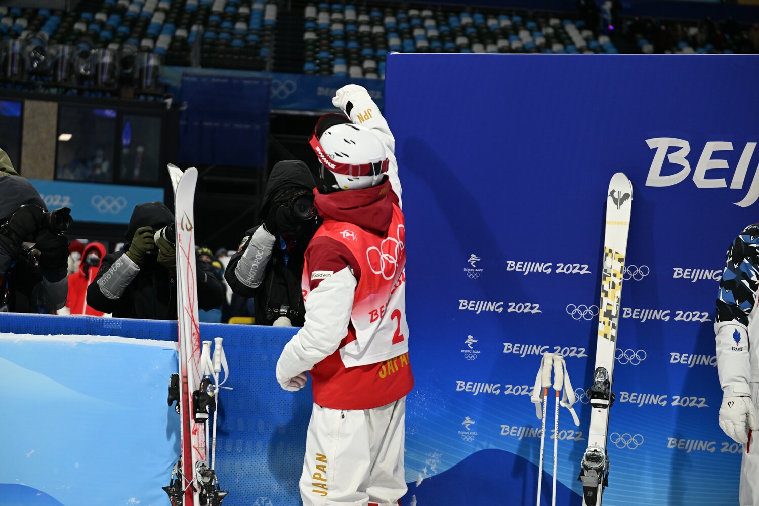 メダルが確定し、腕を突き上げる堀島　©Naoya Sanuki/JMPA