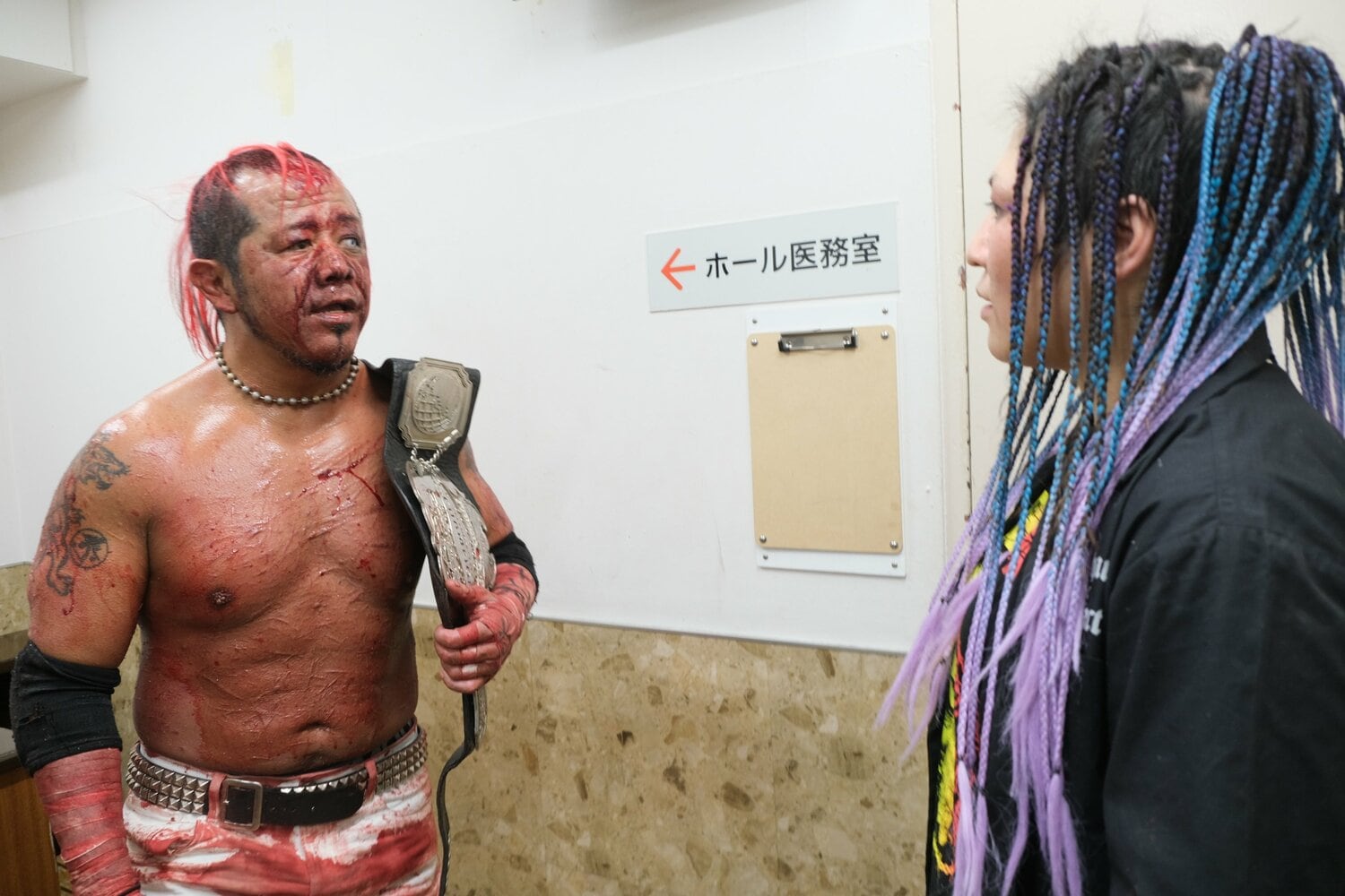 ジャック戦後のバックステージで、山下りなを呼び出した葛西（クリックすると「この記事の写真」に飛びます。流血等の過激な写真を含みますのでご注意ください）