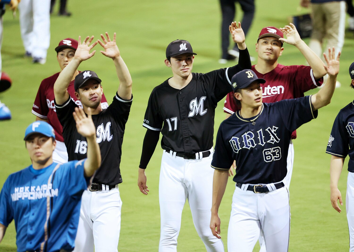 オールスターに出場した佐々木朗希（中央）は試合後場内を一周しファンに手を振る ©︎JIJI PRESS