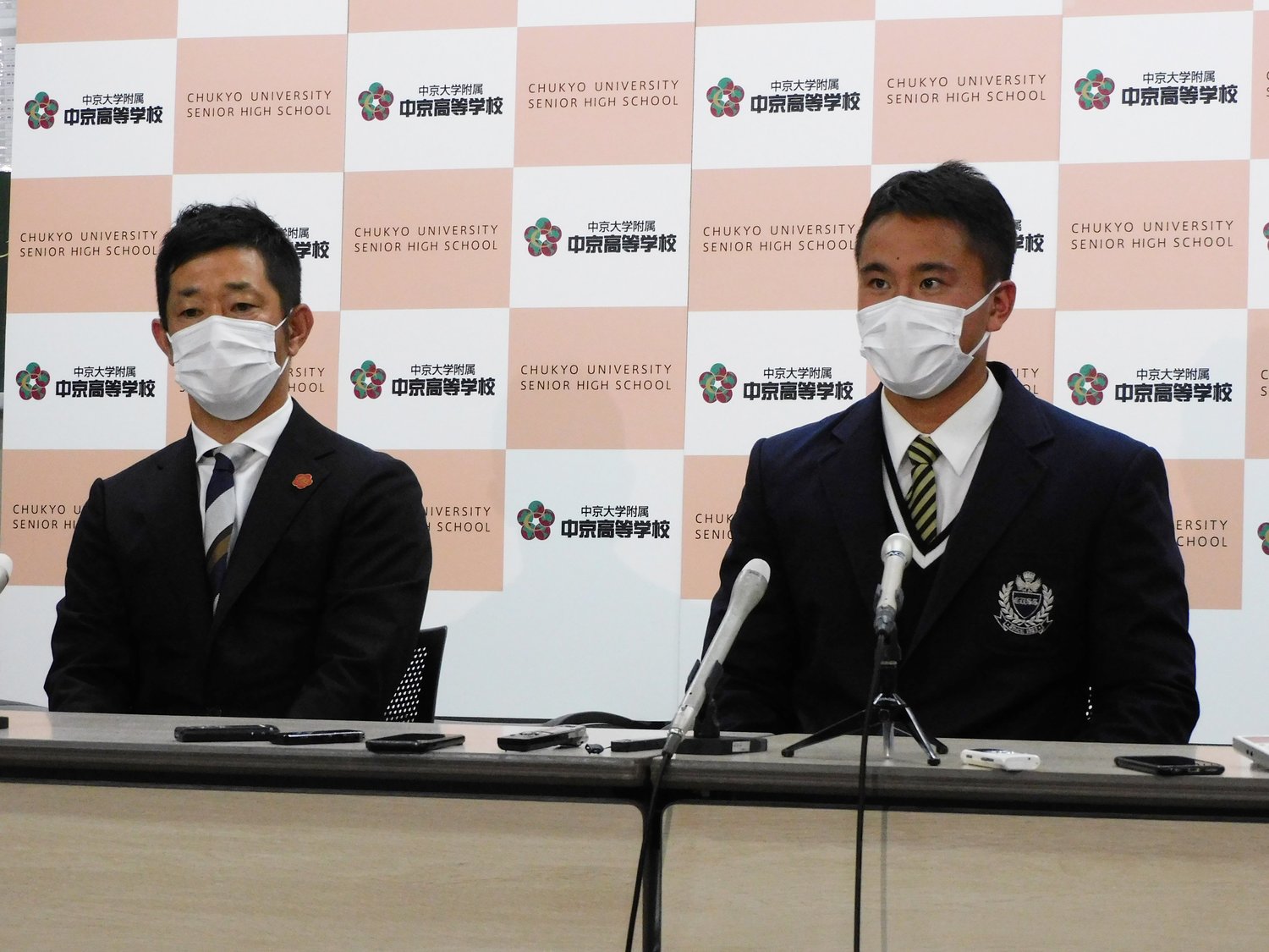 高橋監督と畔柳　©Jun Aida