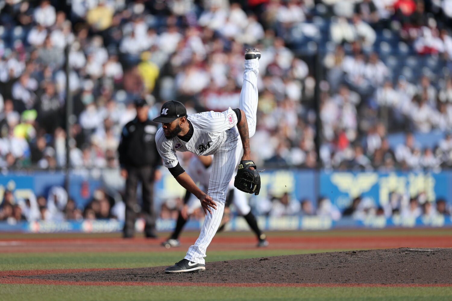 長身から繰り出す角度あるストレートは圧巻だ　©︎Chiba Lotte Marines