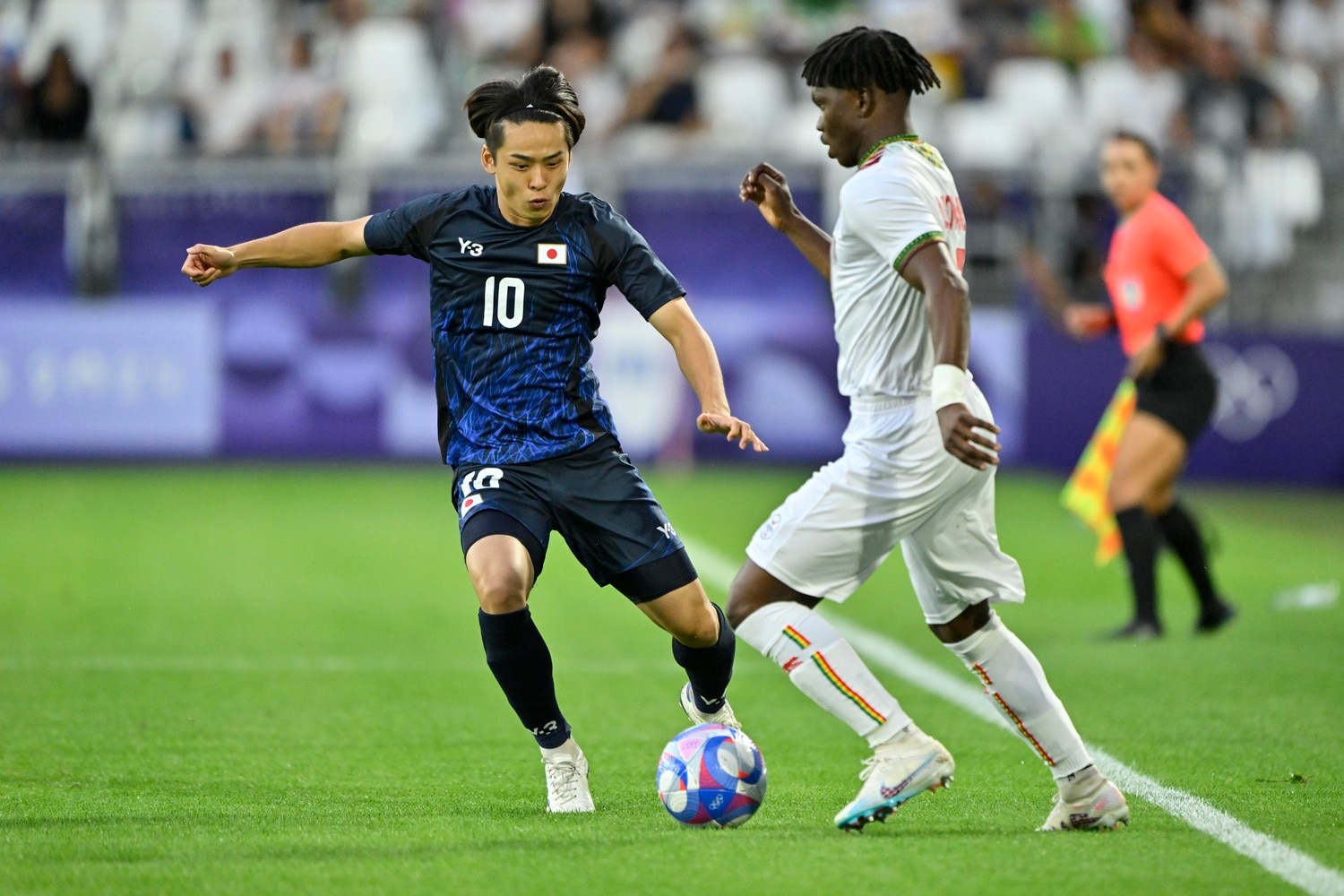 斉藤は守備もおろそかにせずハードワークした　©Takuya Nakachi/JMPA