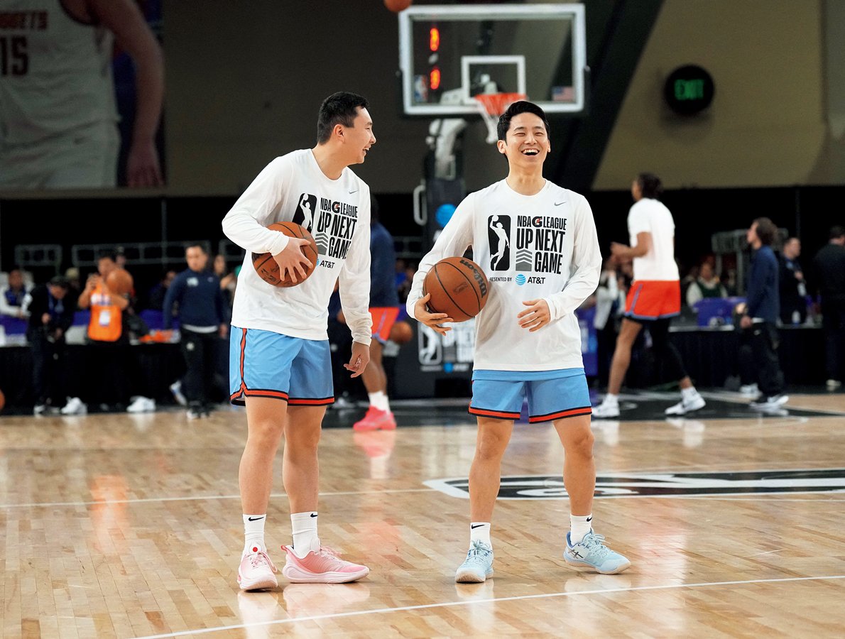 Gリーグのオールスターでの富永（左）と河村。富永は3Pシュートを決めるなど5得点  ©︎AFLO