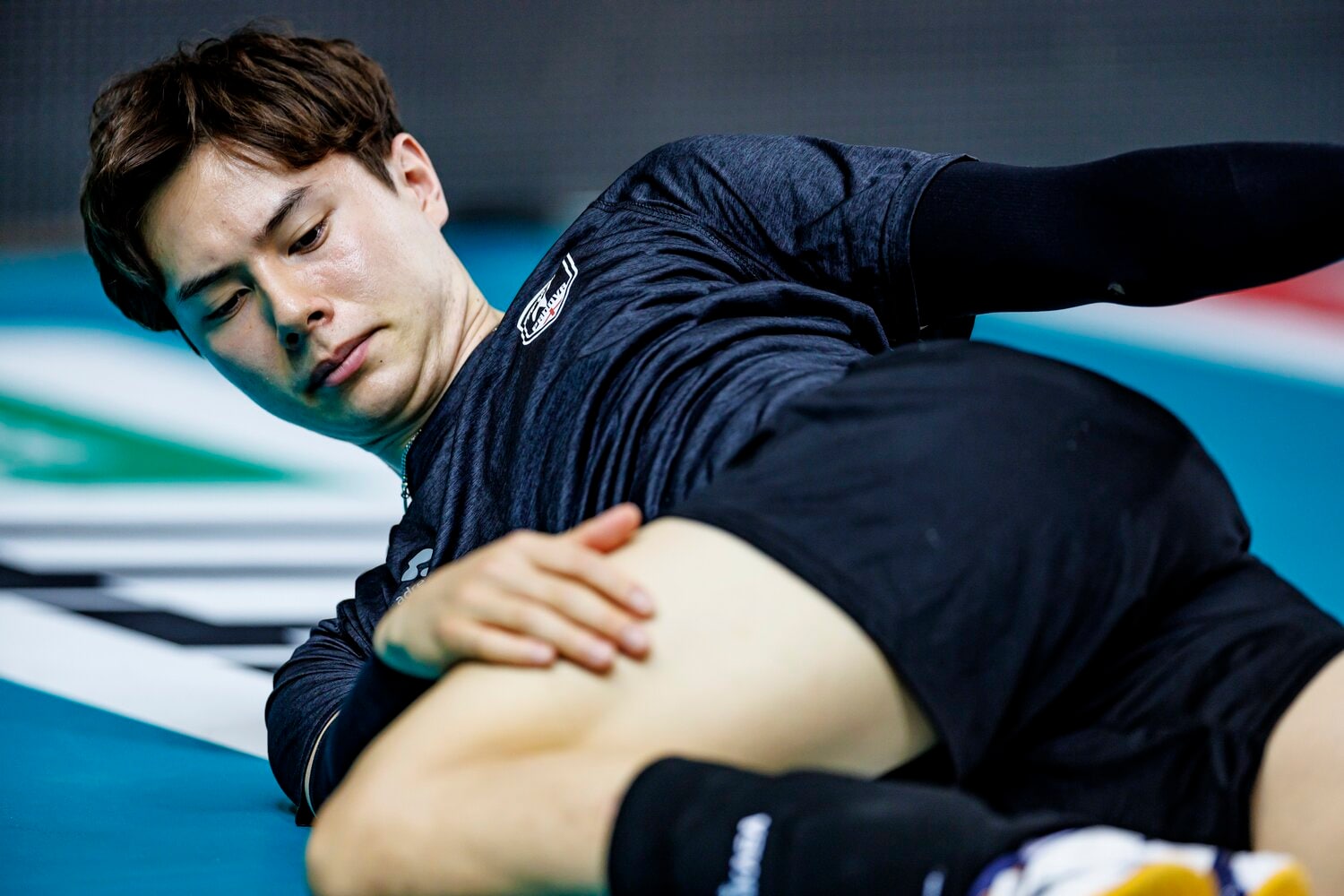 ストレッチする高橋藍(2022年パドヴァ時代)©︎Kiichi Matsumoto