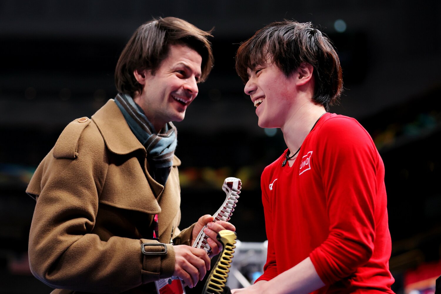 公式練習後に宇野に笑顔で話しかけるステファン・ランビエルコーチ　©︎AFLO