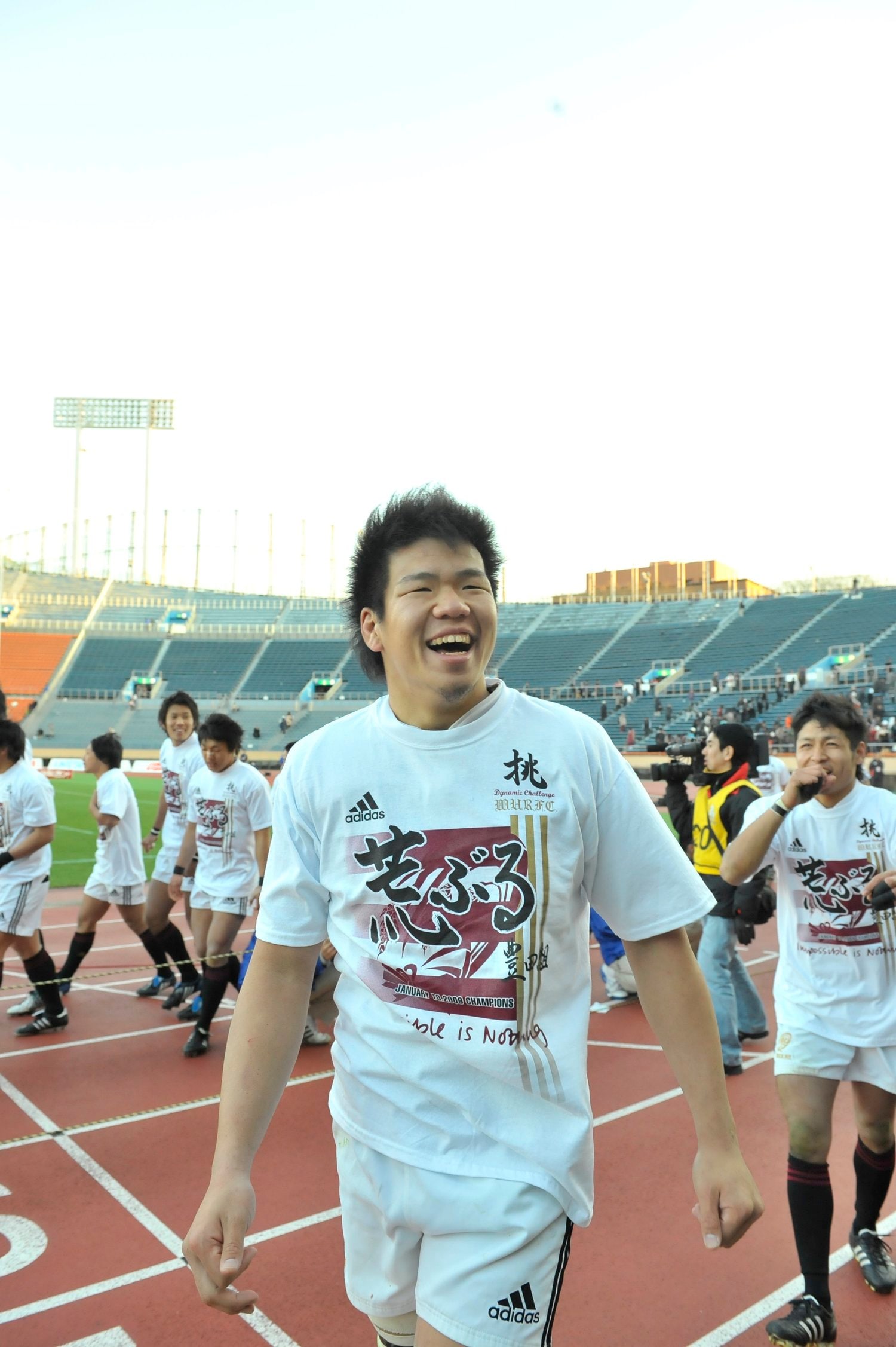 「荒ぶる」を歌い上げ、笑顔で声援に応える豊田　ⒸToshiya Kondo