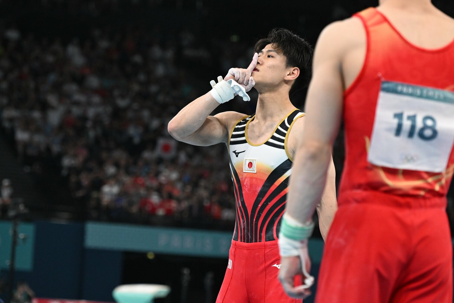 中国・張の鉄棒の演技前に会場のファンに配慮を求めた橋本　©Naoya Sanuki/JMPA