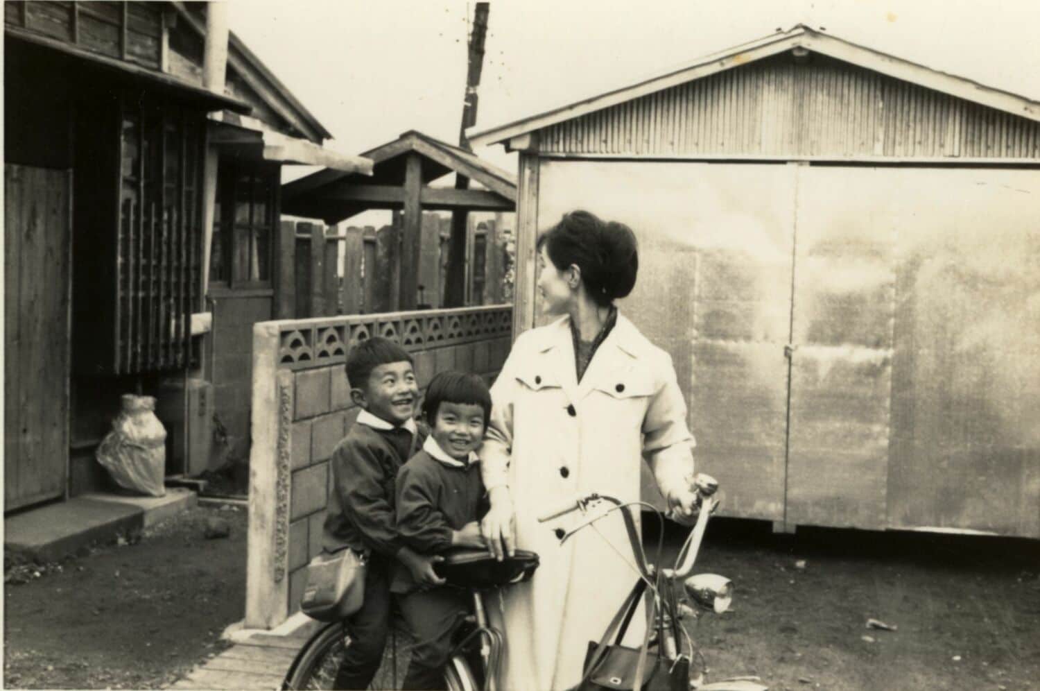 日高逸子（中央）と兄の馨也（左）は、母の優しさに触れながら幸せな日々を送っていた　※本人提供