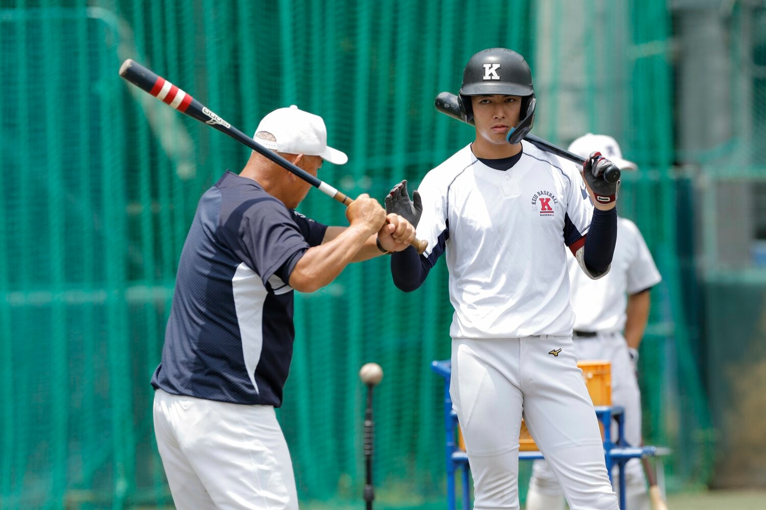 清原正吾に打撃指導をする慶大・堀井監督（今年6月の取材時） ©Shigeki Yamamoto
