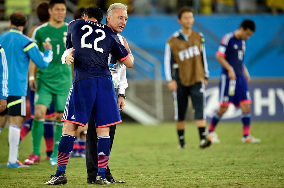 ブラジルW杯コロンビア戦後のザッケローニ監督（当時）と吉田©Takuya Sugiyama/JMPA