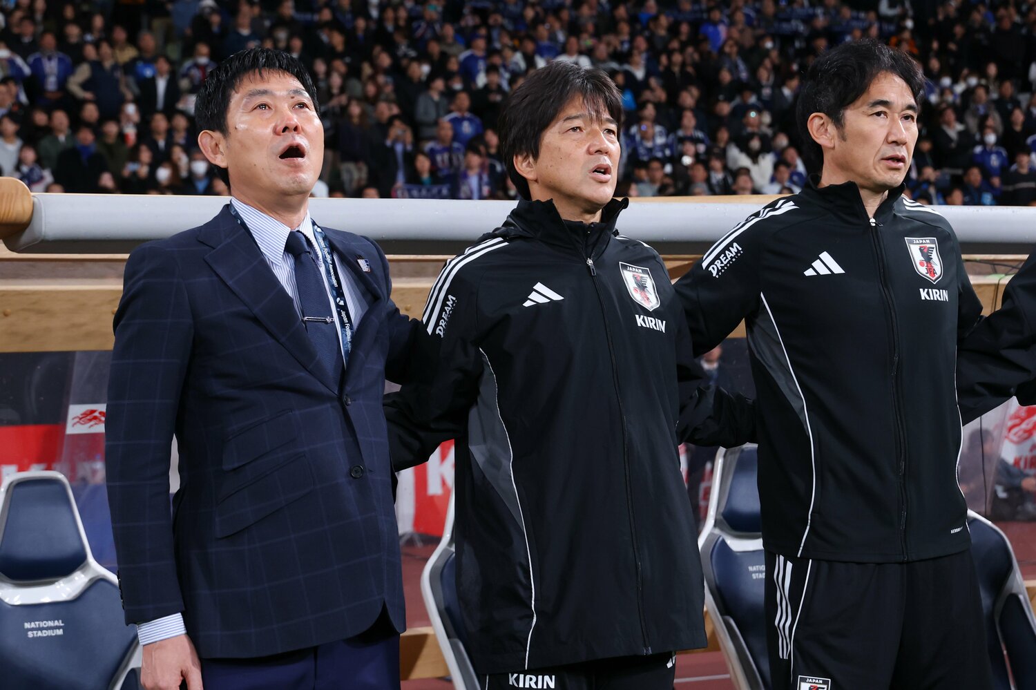 名波浩コーチが攻撃担当、齊藤俊秀コーチが守備担当。練習も基本的にコーチが指導する　©AFLO