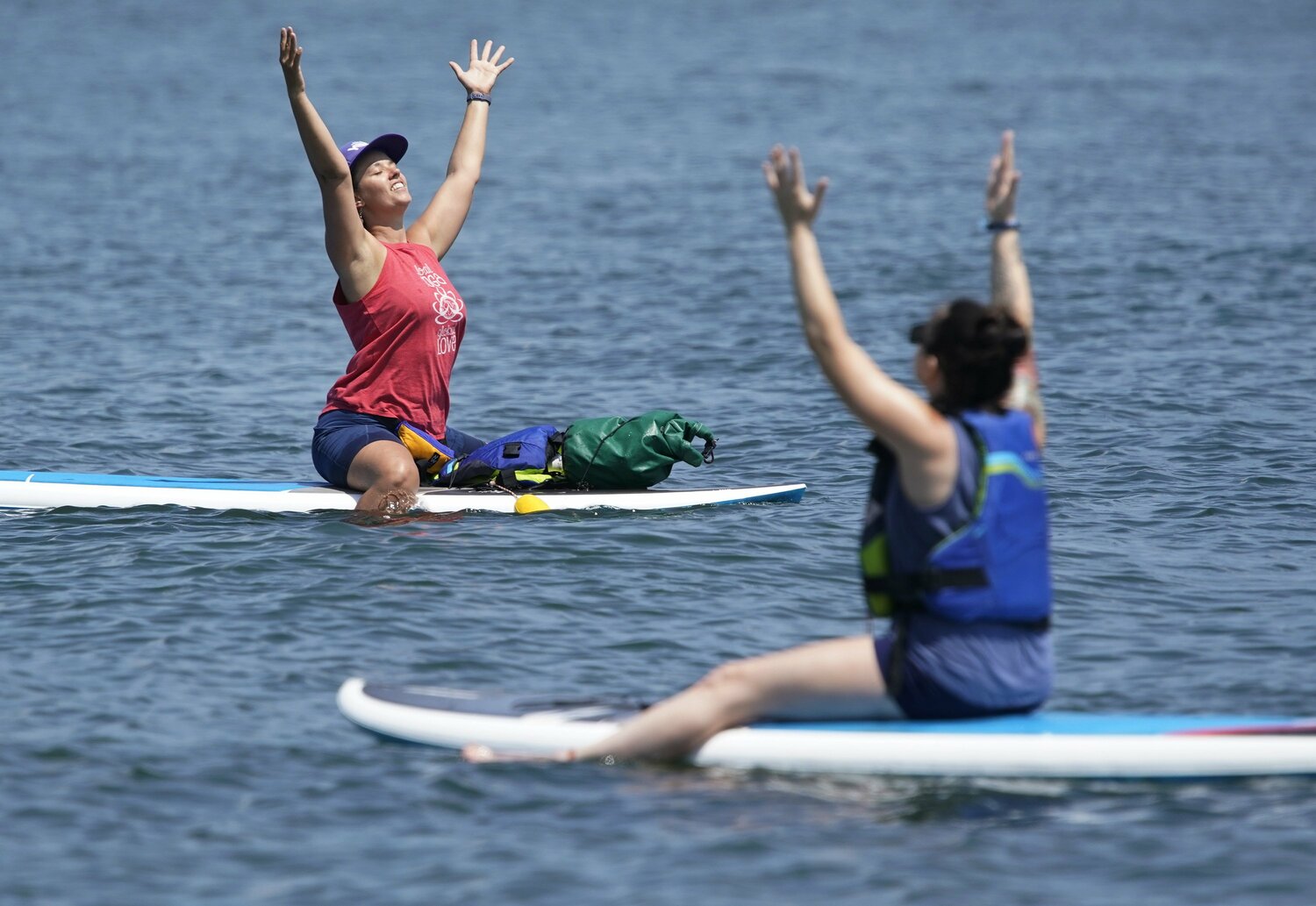 ボードの上でヨガをする女性たち　©Getty Images