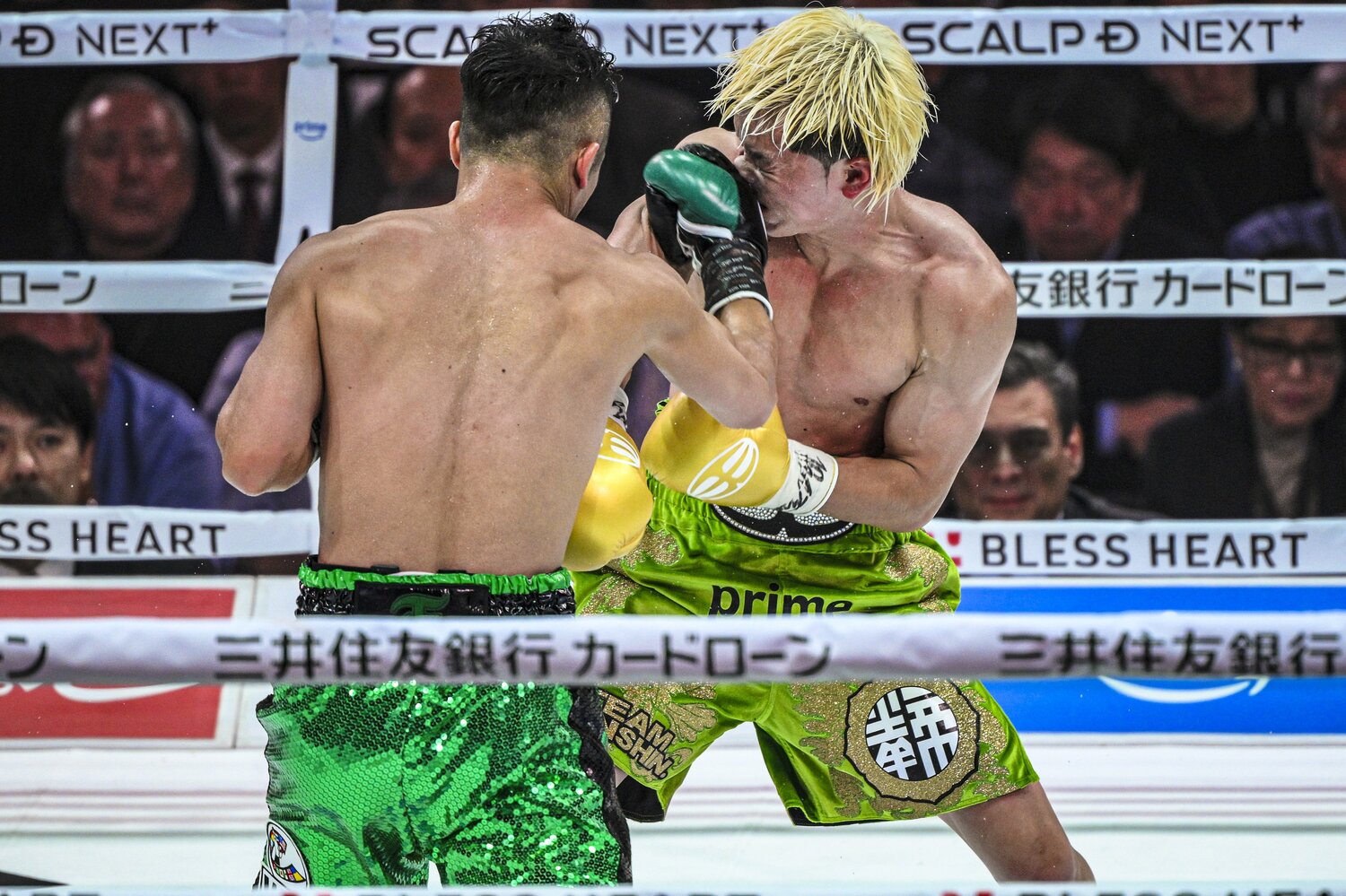 井上拓真の右フックが顔面をとらえた瞬間。那須川天心は接近戦で課題を露呈した　©Takuya Sugiyama