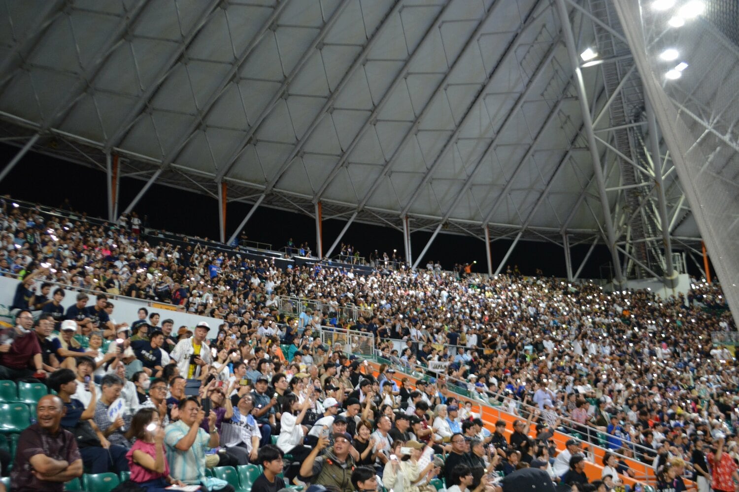 雨による中断中、コンサート会場のようになった観客席　©Takarin Matsunaga