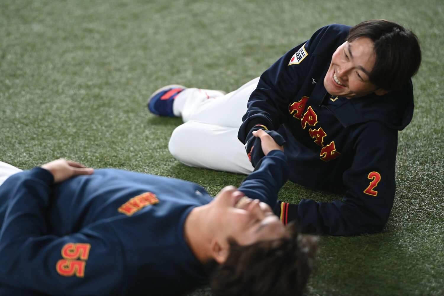 寝転ぶ村上宗隆に話しかける源田壮亮。WBCではこの2人が三遊間を守ることが多くなりそうだ　©︎Naoya Sanuki