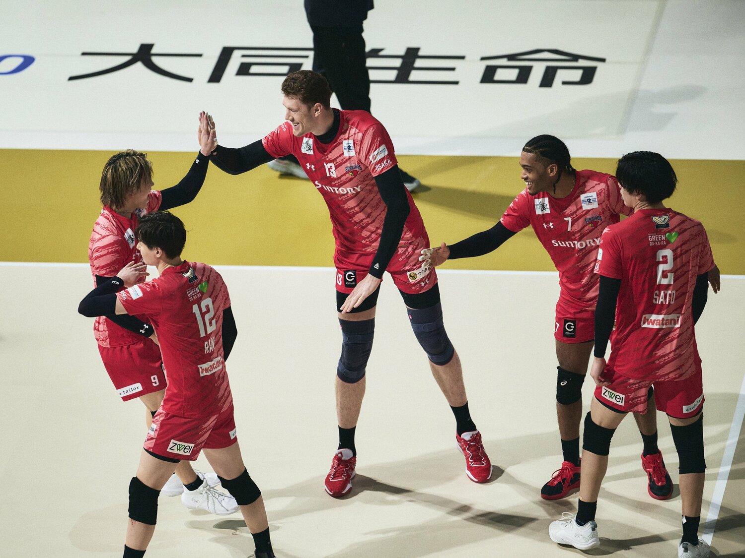 2m18cmのムセルスキー(13番)とハイタッチを交わす大宅 ©︎Yuki Suenaga