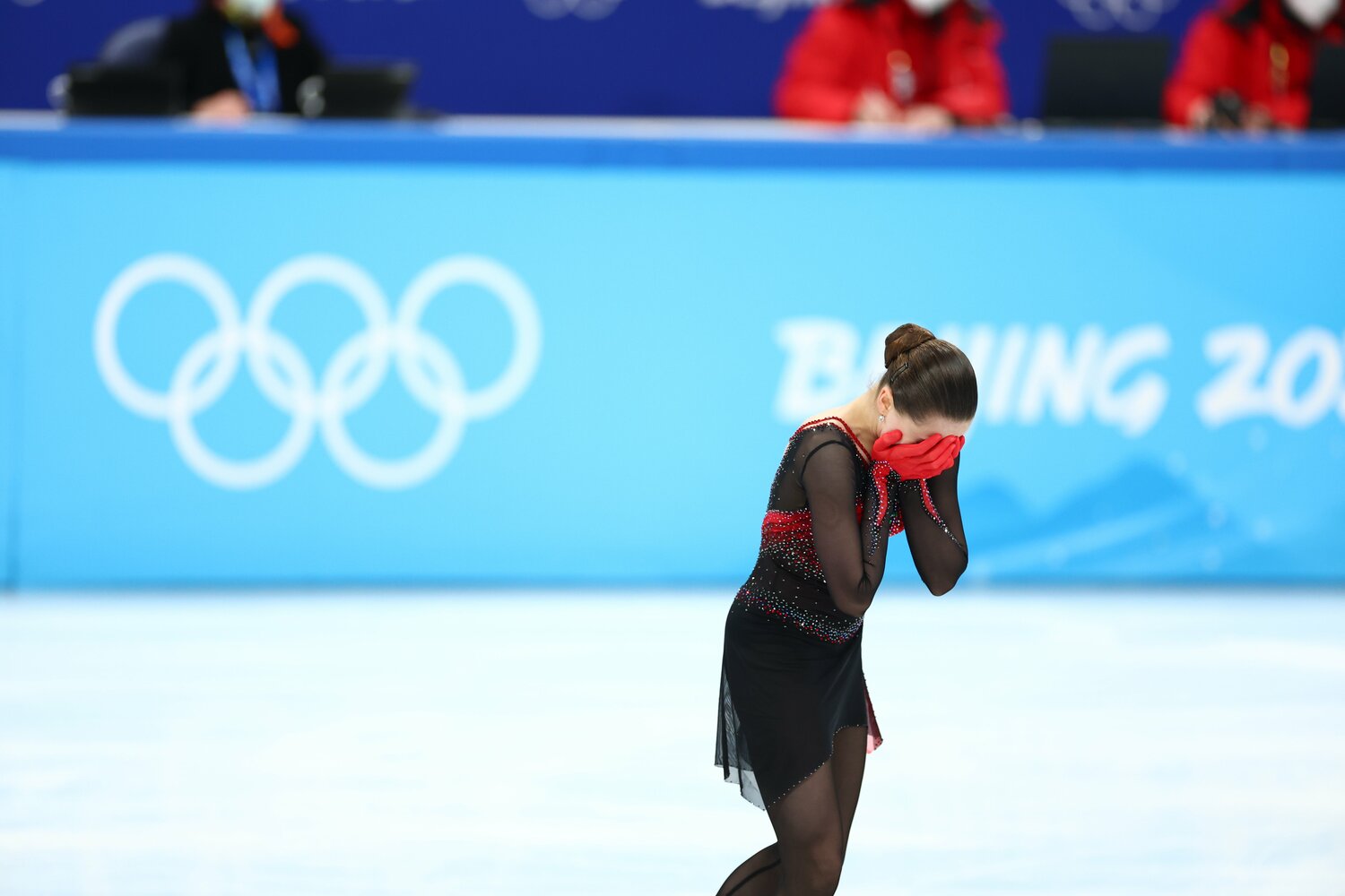 フリーの演技後、泣きながら顔を覆ったワリエワ　©JMPA