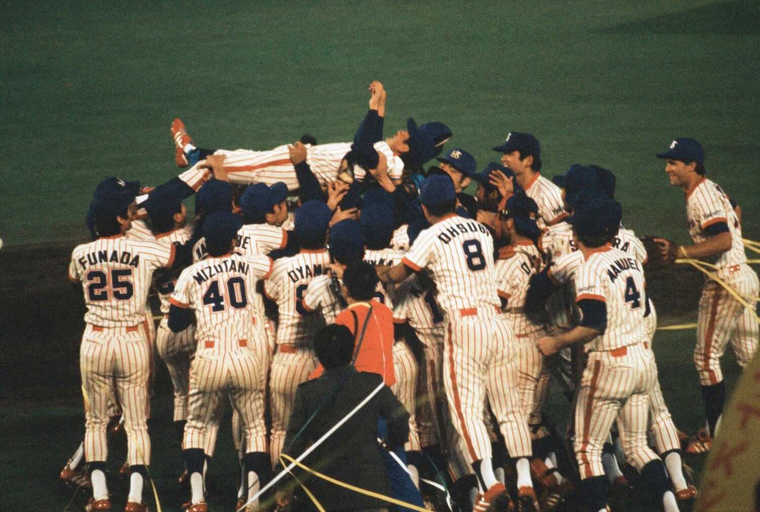 球団初の日本一に輝き、広岡達朗監督を胴上げするヤクルトの選手たち　©JIJI PRESS