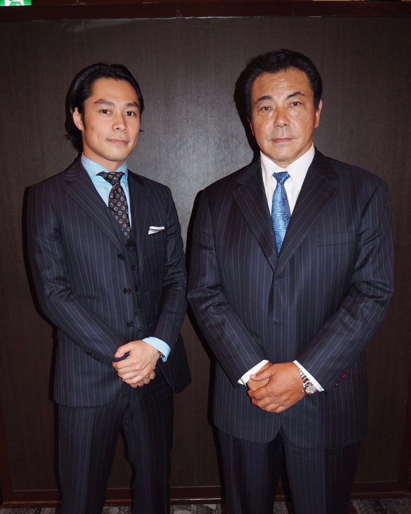 同じ生地で仕立てた揃いのスーツで(実際の写真) 提供:秋元剛