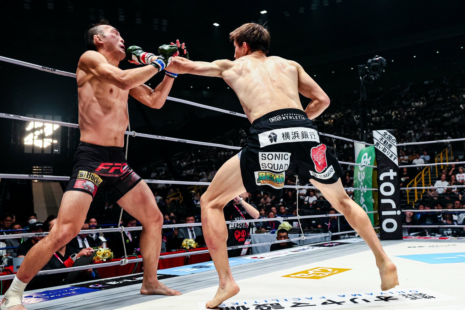 井上直樹の強烈なジャブがキム・スーチョルの顔面をとらえた瞬間 ©RIZIN FF Susumu Nagao