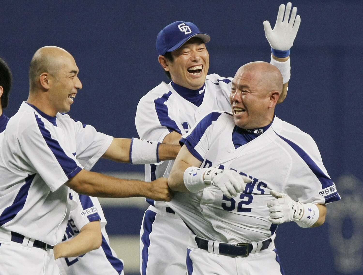 サヨナラ打に喜びを爆発させる小田（右）©︎JIJI PRESS