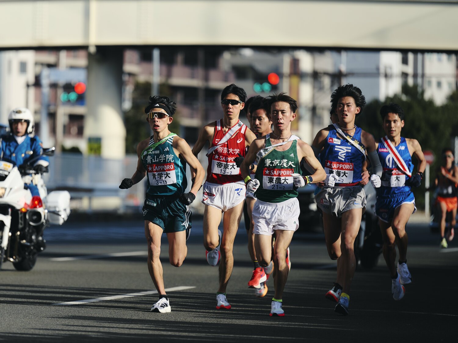 箱根駅伝2区、区間賞を獲得した黒田朝日(左)。腕時計をつけていない ©Yuki Suenaga