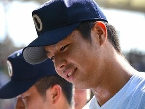甲子園優勝投手が“表舞台から消えた”…末吉良丞の“左肘重症説”は真実か？ 比嘉公也監督が言った「投げるかはわかりません」沖縄尚学に現地で密着