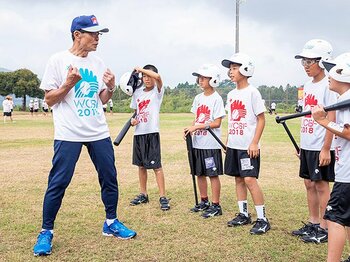 王貞治会長は今も普及の最前線に。遊びと学びが共存する野球教室。＜Number Web＞ photograph by WCBF