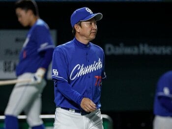 立浪監督の誤算…中日“3年連続最下位”を小笠原道大はどう見たのか？「3年では足りなかった」じつはあった“変化の兆し”「去年、一昨年と比べると…」＜Number Web＞ photograph by Kiichi Matsumoto