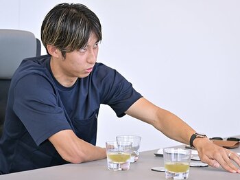 「これ動かしていいですか？」日本代表DF伊藤洋輝がインタビュー中…コップとコースターで熱弁「ヤットさんからも学べた」頭脳のナカミ＜Number Web＞ photograph by Hideki Sugiyama