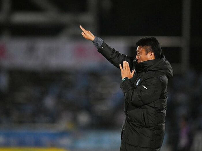 連敗中でもハードな練習＆若手抜擢。湘南・曹監督と選手の途切れぬ闘志。＜Number Web＞ photograph by Shonan Bellmare