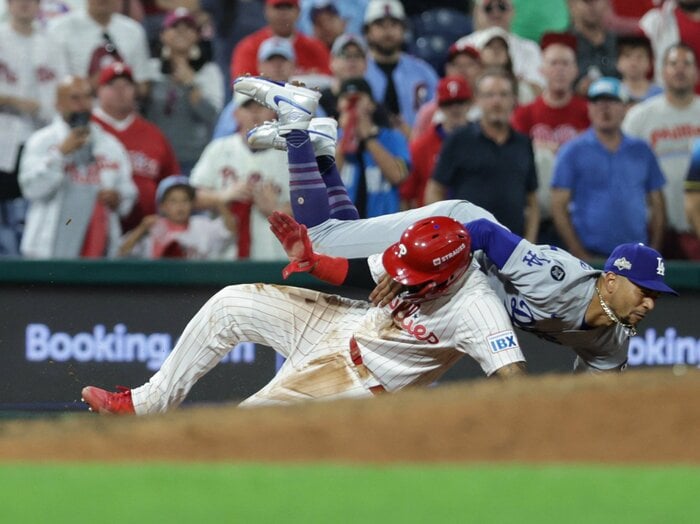 ベッツとマンシーの好守は現代の「ドジャース戦法」？ NHK解説者が現地でうなった豪打だけじゃない“底力”「エドマンが制止を振り切って…」＜Number Web＞ photograph by Getty Images