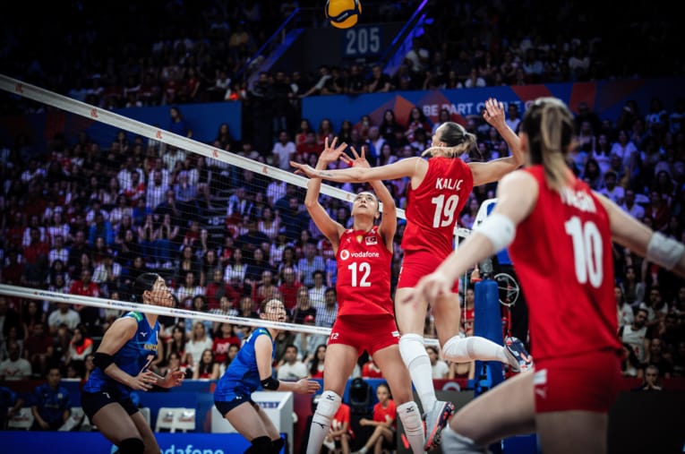 トルコの攻撃に備える渡邊彩、石川真佑（VNLトルコ戦）　©Volleyball World