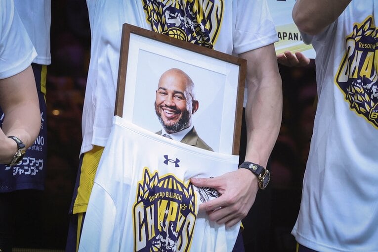 優勝セレモニーでは選手の手に2月に急逝したケビン・ブラスウェルHCの遺影が　©JIJI PRESS