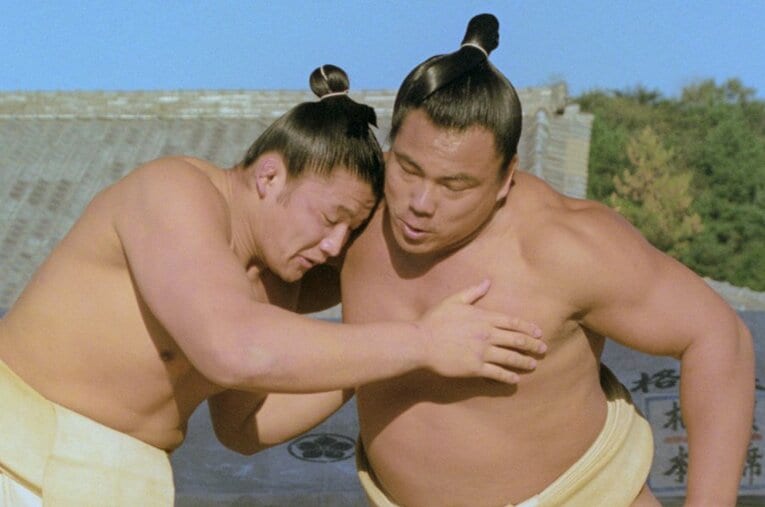 平成元年11月、当時17歳の貴花田（のちの貴乃花）に胸を貸す千代の富士。この1年半後、貴花田への金星配給をきっかけに現役を退いた ／ photograph by KYODO