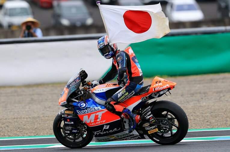 日本GPを2位でフィニッシュし、加藤大治郎も掲げた日章旗とともにサーキットを一周する小椋 ／ photograph by Satoshi Endo