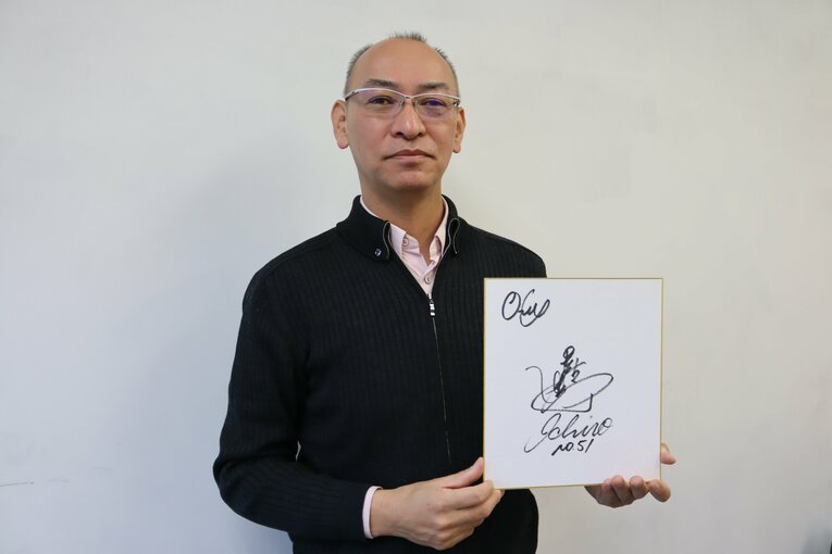 イチローのサインを持つ小野祥之さん　©Kou Hiroo