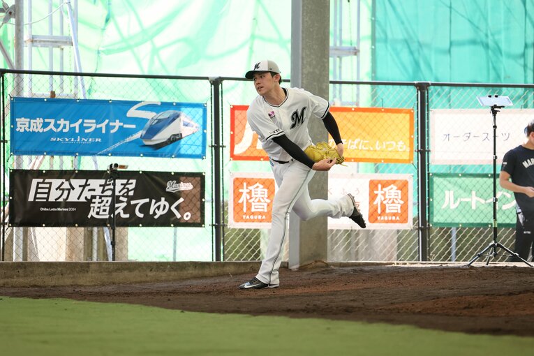 石垣キャンプでブルペン入りする佐々木朗希　©︎Chiba Lotte Marines