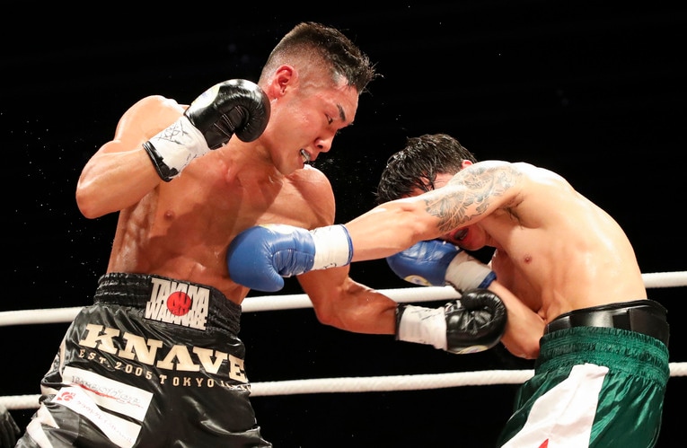 2017年10月7日、渡邉卓也はWBOオリエンタルスーパーフェザー級王座決定戦で中国の黎樂善に勝利　©Getty Images