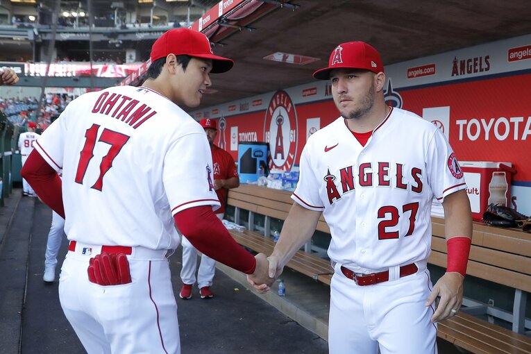 トラウトに視線を移す大谷と一点を見つめるトラウト　©Getty Images