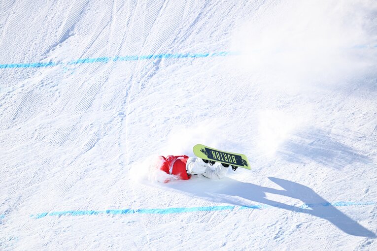 転倒した村瀬心椛。幸い大事には至らなかった　©Naoya Sanuki/JMPA