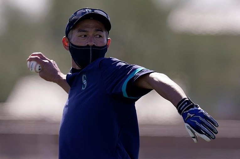 キャンプで打撃投手として現役さながらの豪速球を投げ込むマリナーズの会長付特別補佐兼インストラクターのイチロー ／ photograph by AFLO