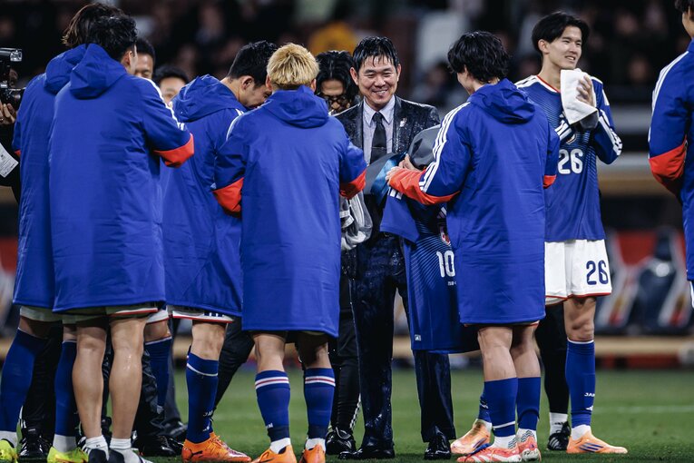 森保監督100試合を記念したユニフォームを手渡す　©Kiichi Matsumoto