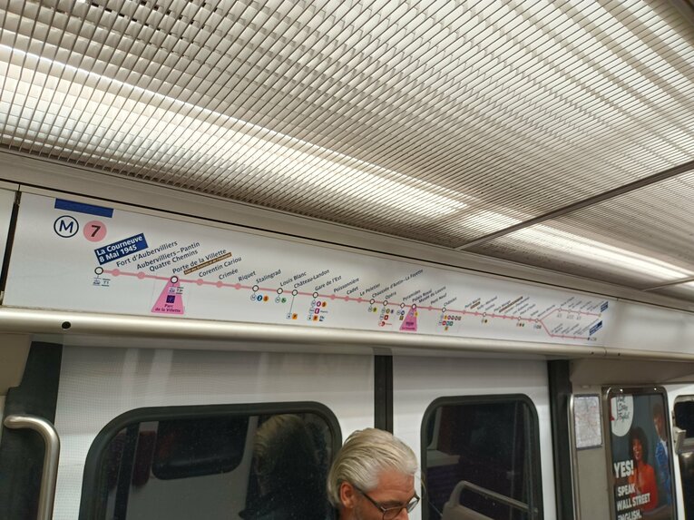 10月、地下鉄の路線図はまだ五輪仕様だった　©Yuji Hirooka