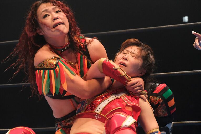 タッグ王座からの連戦で死闘となった藤本つかさ（右）vs.松本浩代