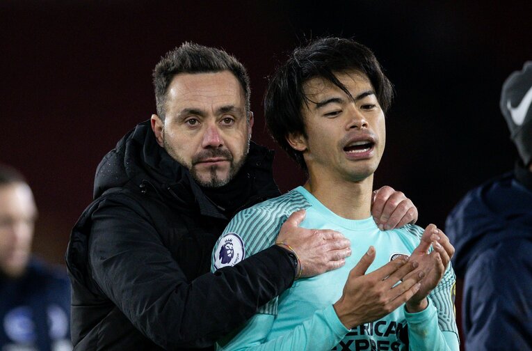 ブライトンで初の先発フル出場。試合後にデゼルビ監督も三笘に歩み寄り、満足そうな表情を浮かべた　©AFLO